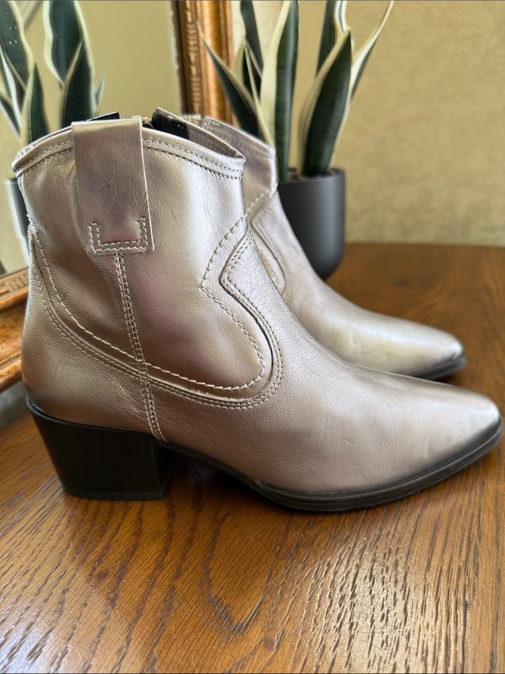 Clark’s Elder Rae Leather Silver Women's Ankle Western Boots. Size 6 1/2.